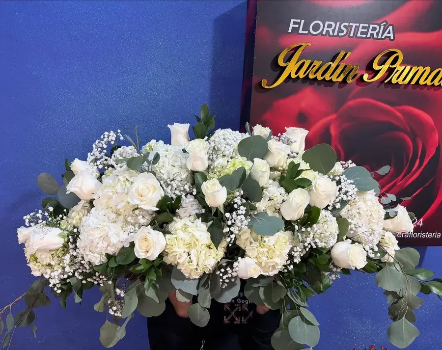Arreglo floral elegante hecho a mano en Jardín Primavera, floristería en Manizales