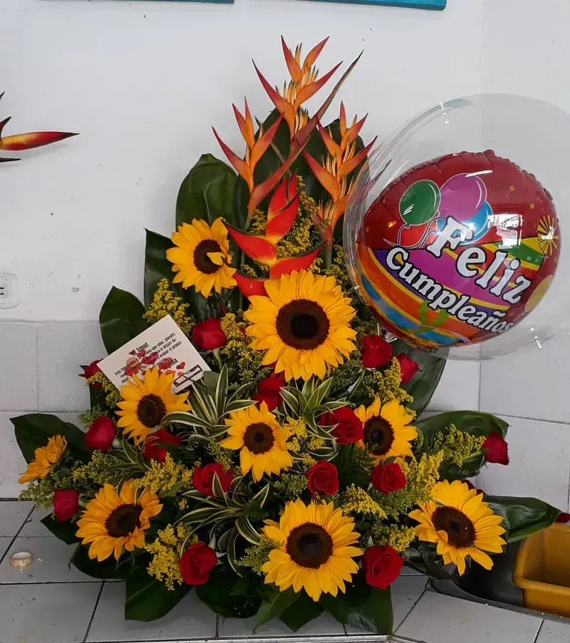 Base Floral de Cumpleaños en Tonos Pastel a domicilio en Manizales — Jardín Primavera Floristería