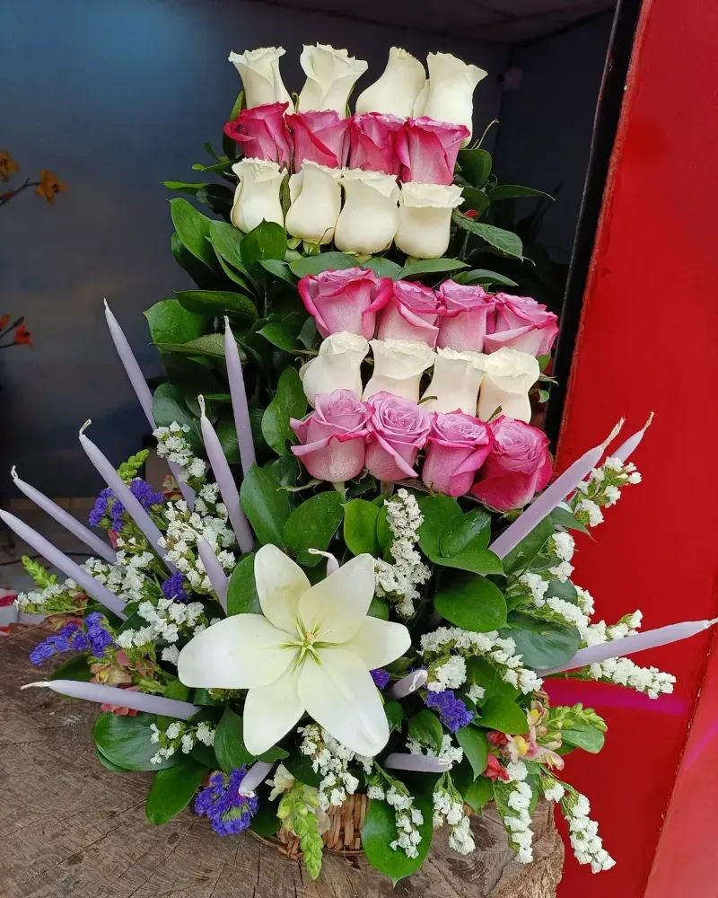 Arreglo de Quince Años Elegante en Blanco a domicilio en Manizales — Jardín Primavera Floristería