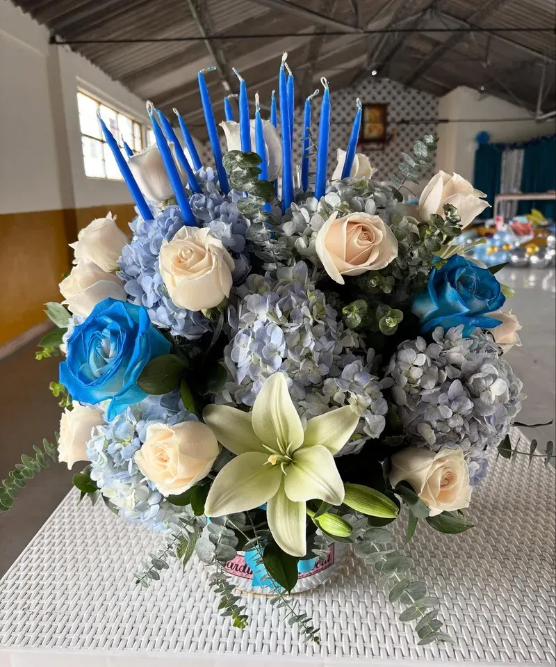 Arreglo de Quince Años con Hortensias Azules a domicilio en Manizales — Jardín Primavera Floristería