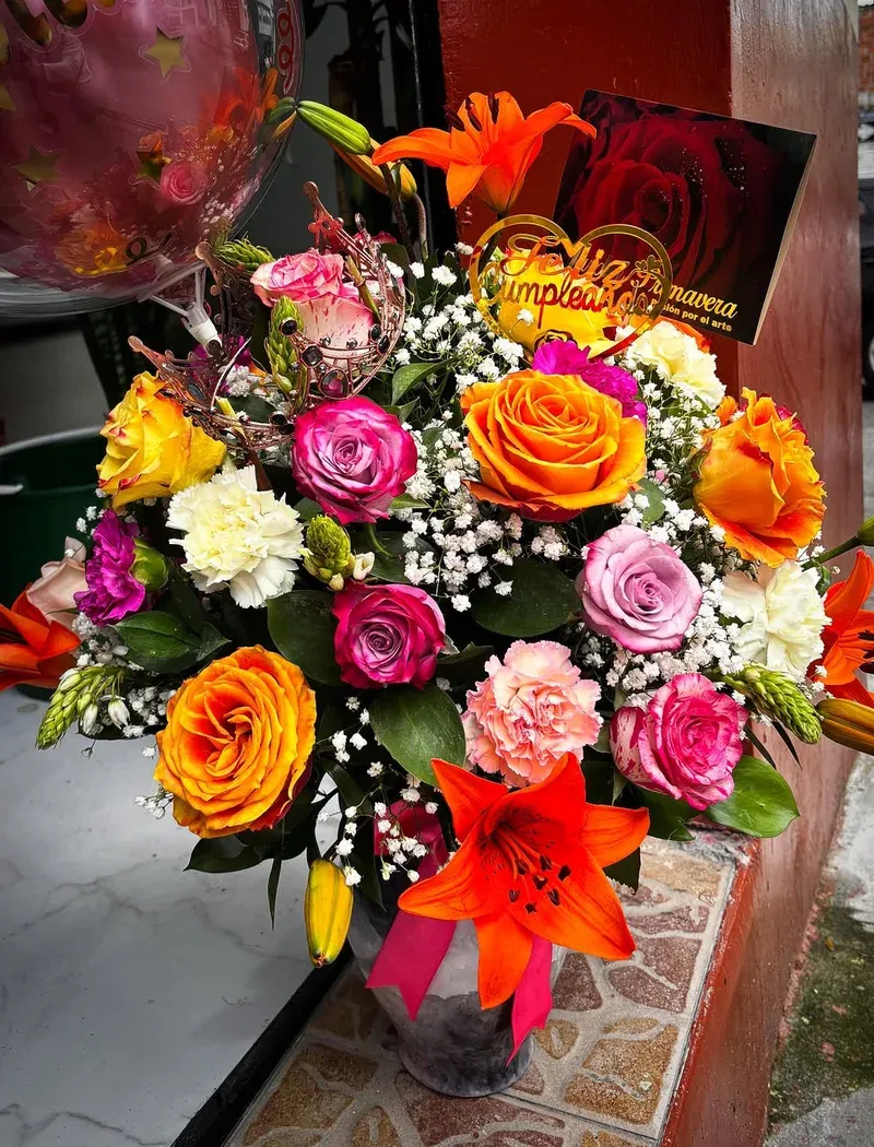 Ramo de Cumpleaños con Corona y Globo a domicilio en Manizales — Jardín Primavera Floristería