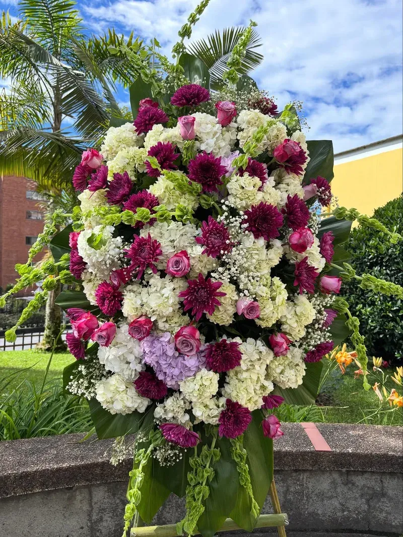 Corona Fúnebre Blanca y Morada a domicilio en Manizales — Jardín Primavera Floristería