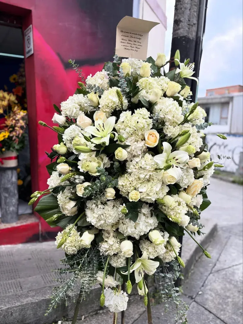 Corona de Condolencias en Blanco a domicilio en Manizales — Jardín Primavera Floristería