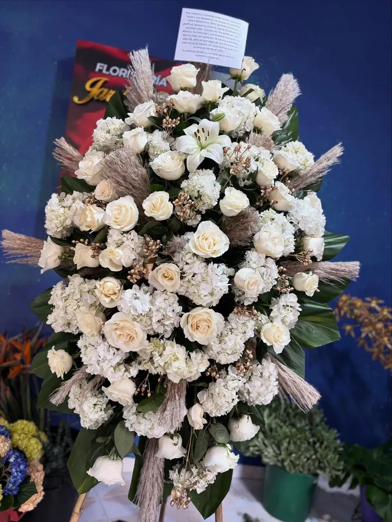 Corona Fúnebre de Flores Mixtas a domicilio en Manizales — Jardín Primavera Floristería