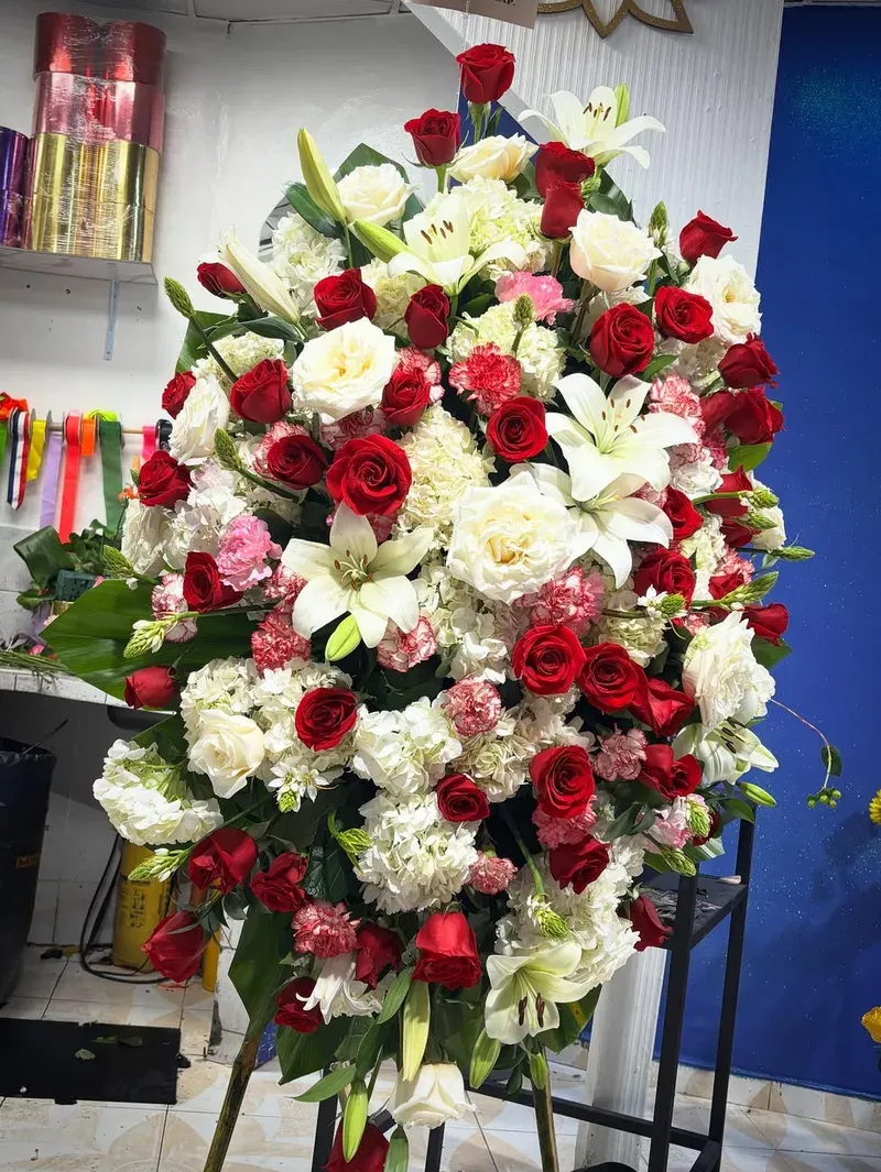 Corona Fúnebre de Rosas Blancas a domicilio en Manizales — Jardín Primavera Floristería