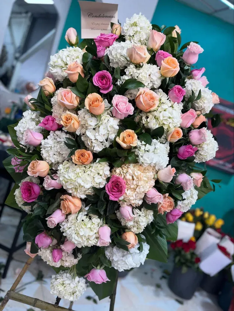 Ramo de Condolencias Elegante a domicilio en Manizales — Jardín Primavera Floristería