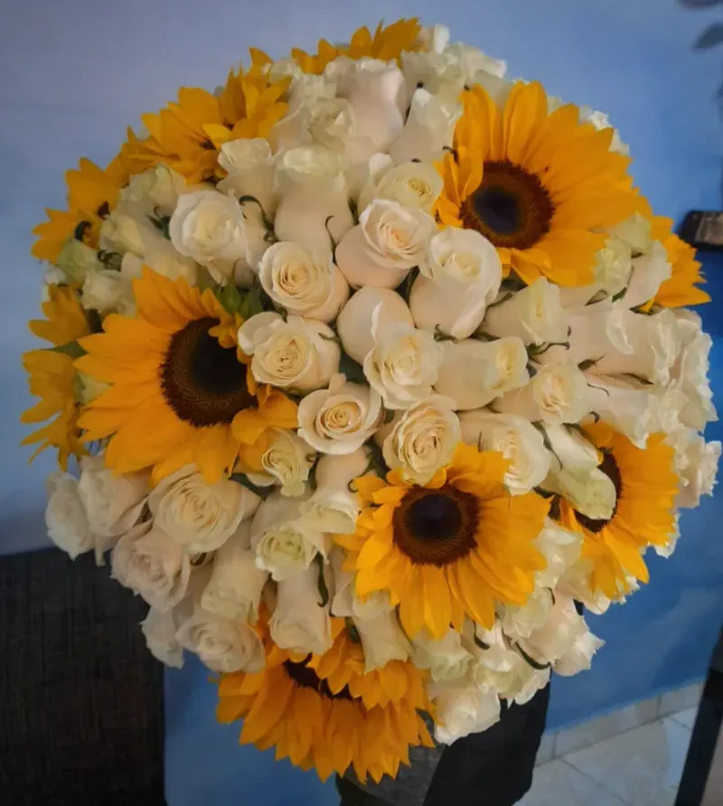 Arreglo de Girasoles y Rosas a domicilio en Manizales — Jardín Primavera Floristería