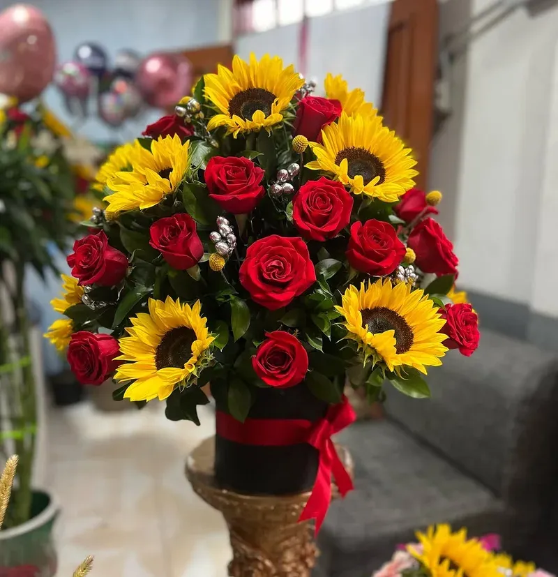 Canasta de Girasoles con Chocolates a domicilio en Manizales — Jardín Primavera Floristería