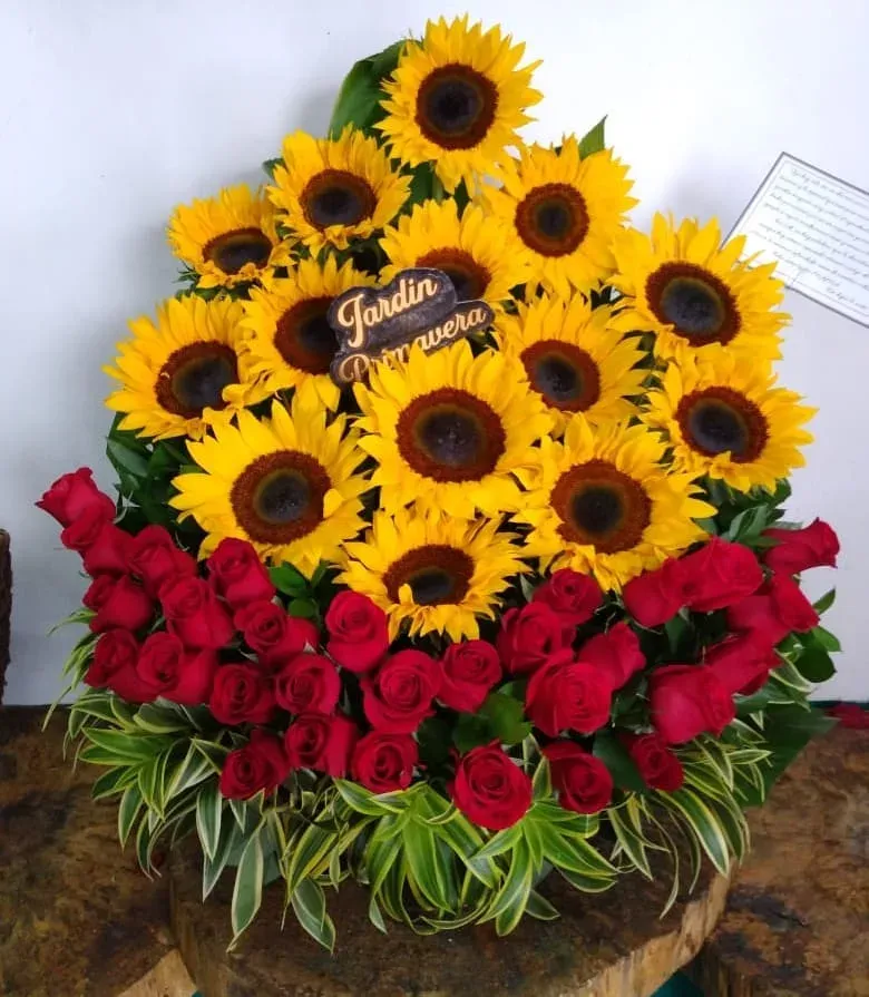 Arreglo de girasoles y rosas rojas de Jardín Primavera, floristería en Manizales