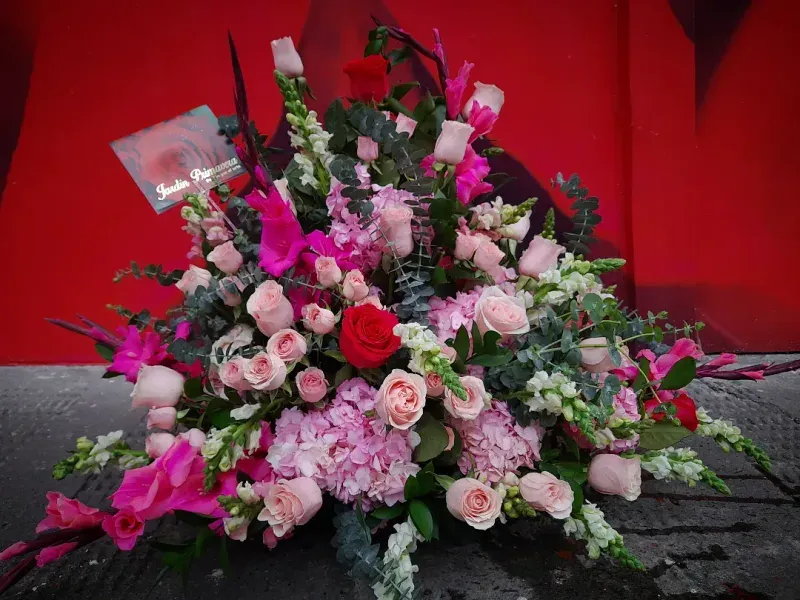 Arreglo Floral Compacto a domicilio en Manizales — Jardín Primavera Floristería