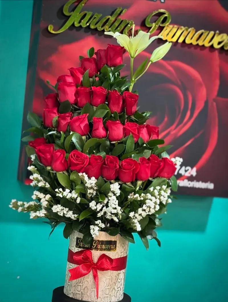 Espiral de Rosas Rojas a domicilio en Manizales — Jardín Primavera Floristería