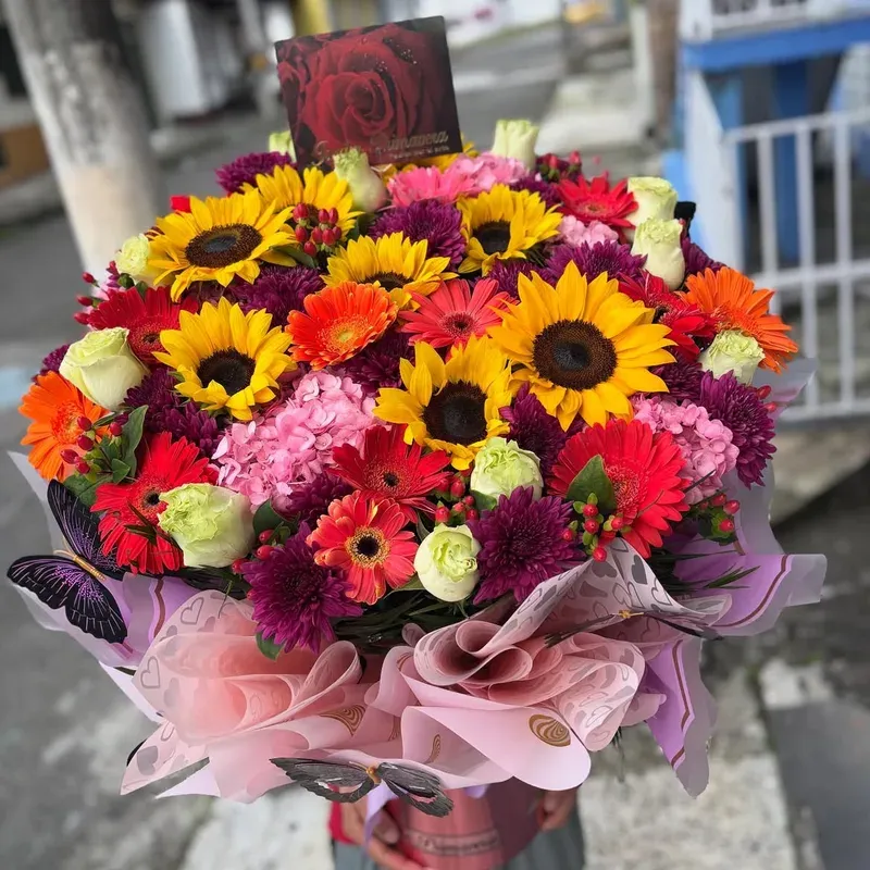 Ramo de Rosas y Astromelias a domicilio en Manizales — Jardín Primavera Floristería