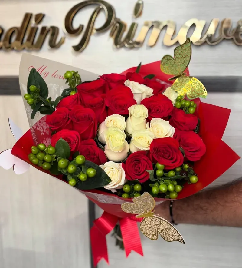 Caja de Rosas Rojas y Blancas con Chocolates a domicilio en Manizales — Jardín Primavera Floristería