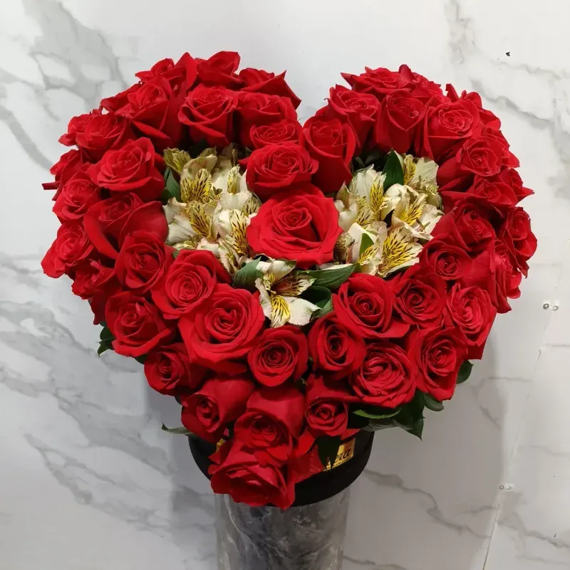 Caja Corazón de Rosas Rojas a domicilio en Manizales — Jardín Primavera Floristería