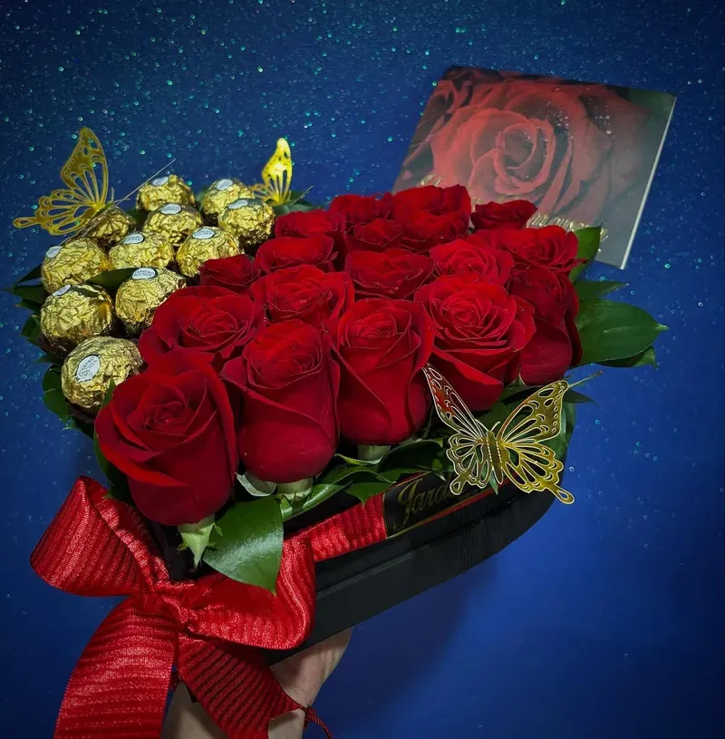 Caja de Rosas Rojas con Chocolates a domicilio en Manizales — Jardín Primavera Floristería