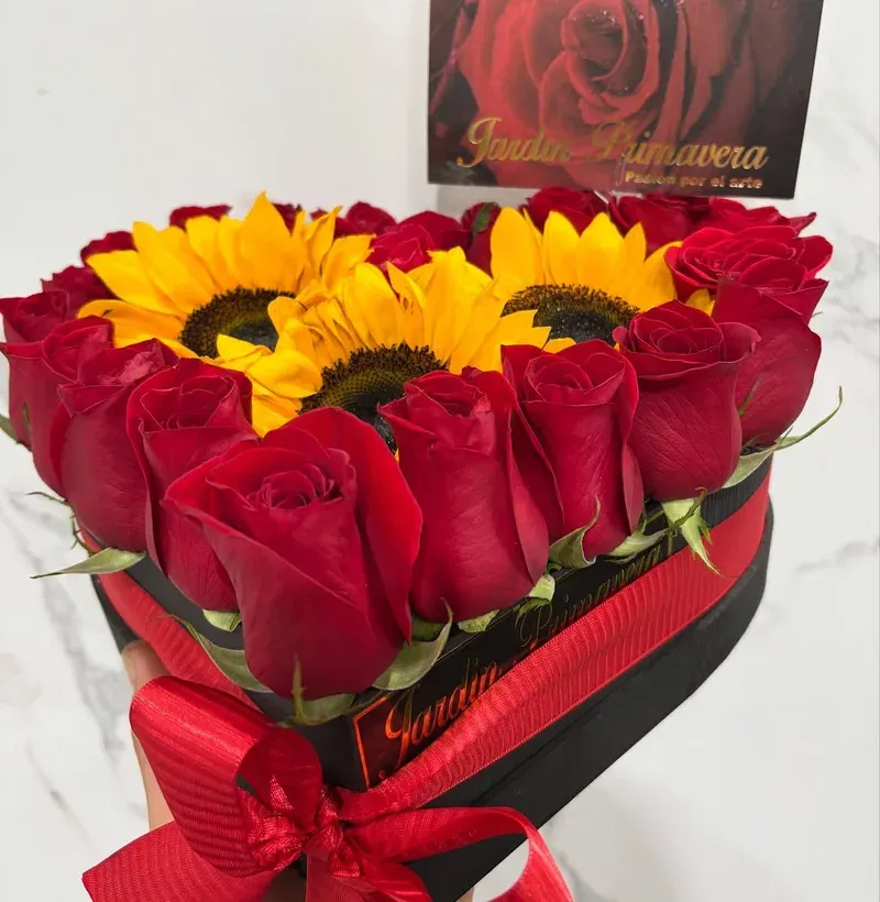 Ramo Romántico de Rosas a domicilio en Manizales — Jardín Primavera Floristería