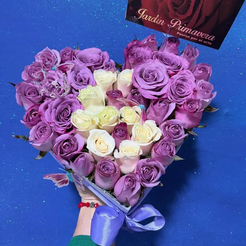 Ramo de Rosas con Detalle de Corazón a domicilio en Manizales — Jardín Primavera Floristería