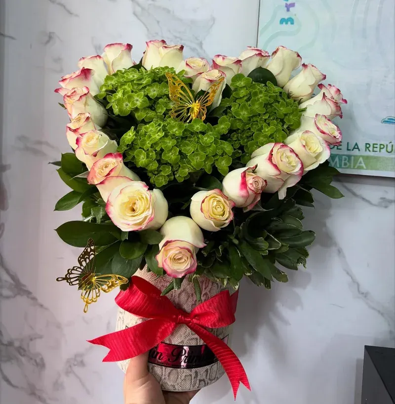 Ramo de Rosas Rojas con Follaje a domicilio en Manizales — Jardín Primavera Floristería