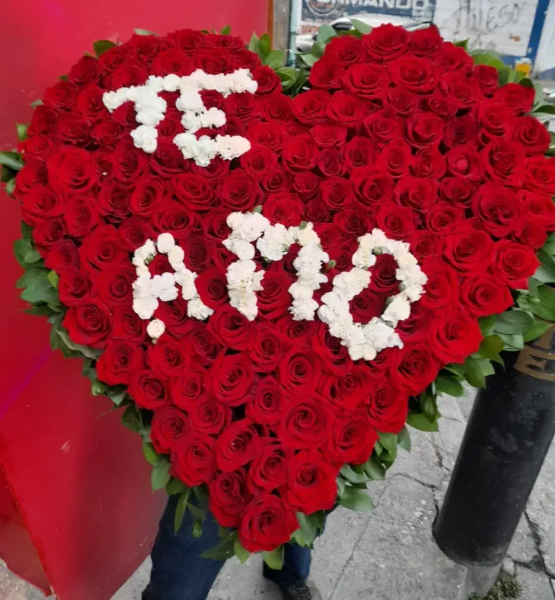 Ramo de Rosas Rojas con Lazo a domicilio en Manizales — Jardín Primavera Floristería