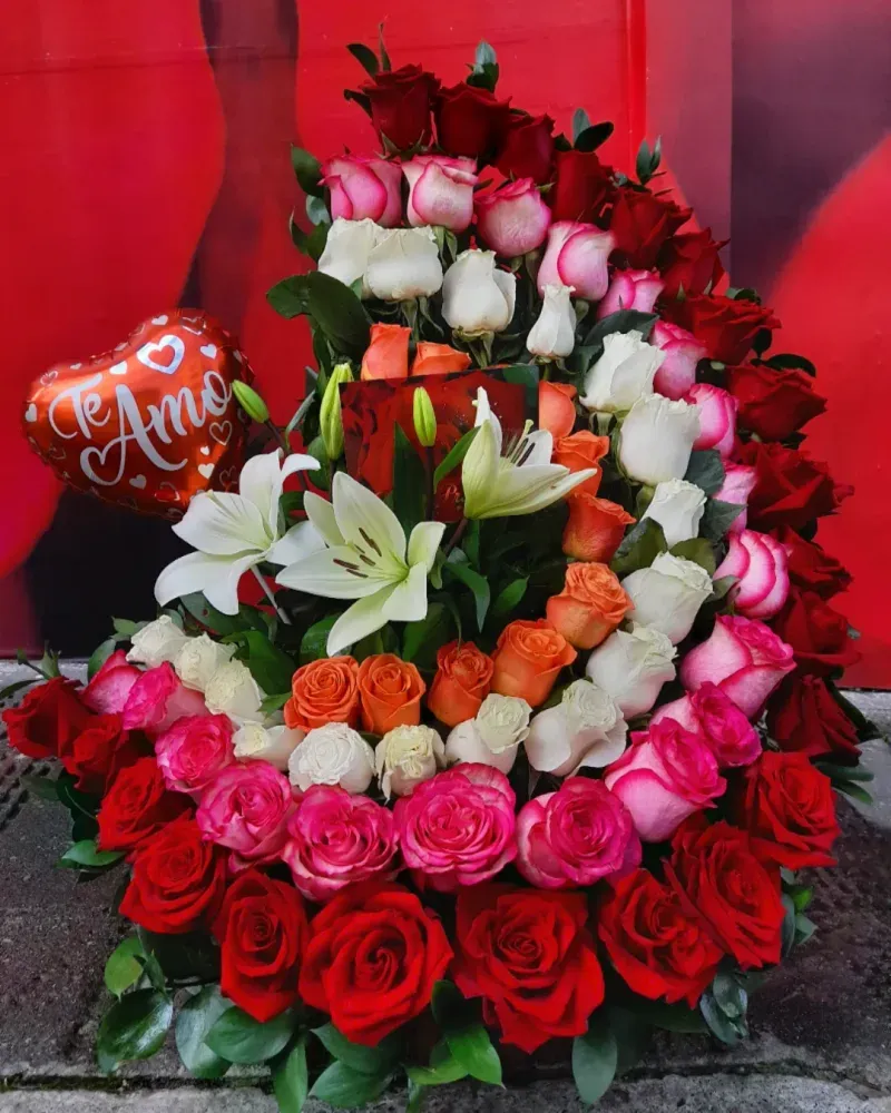 Ramo de Rosas Rojas y Chocolates a domicilio en Manizales — Jardín Primavera Floristería